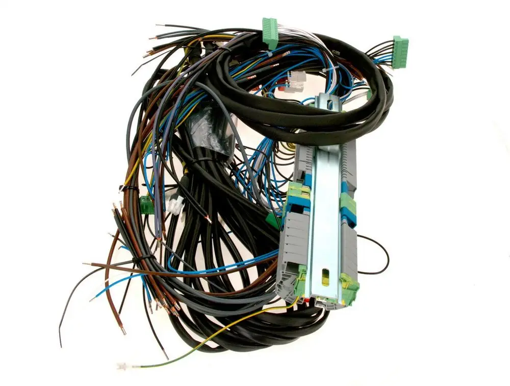 Kabelbaum von Bosch mit mehreren Kabeln in verschiedenen Farben, verbunden und ungeordnet. Der Kabelbaum weist mehrere Stecker und Anschlüsse auf.